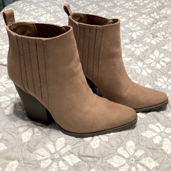 Qupid Slay Ankle Bootie - Picture 1 of 8